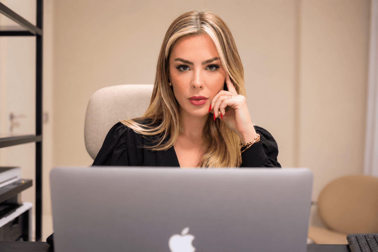 Camila Ferreira de Matos, advogada de família e sucessões, ao computador no escritório em Campo Largo
